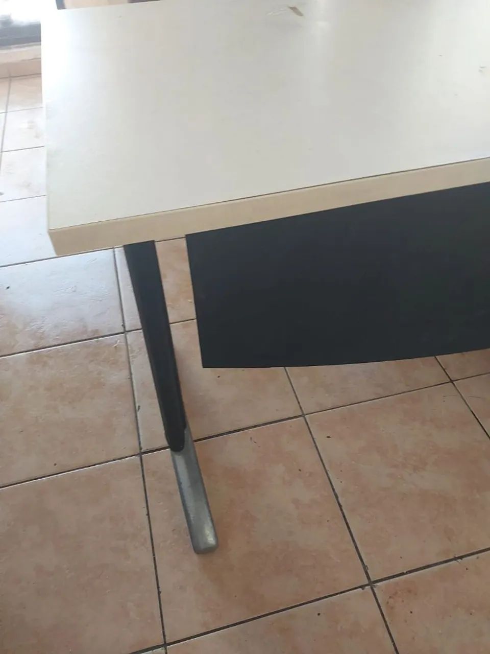 MESA DE ESCRITORIO BRANCA usada marca funcional - Foto 4