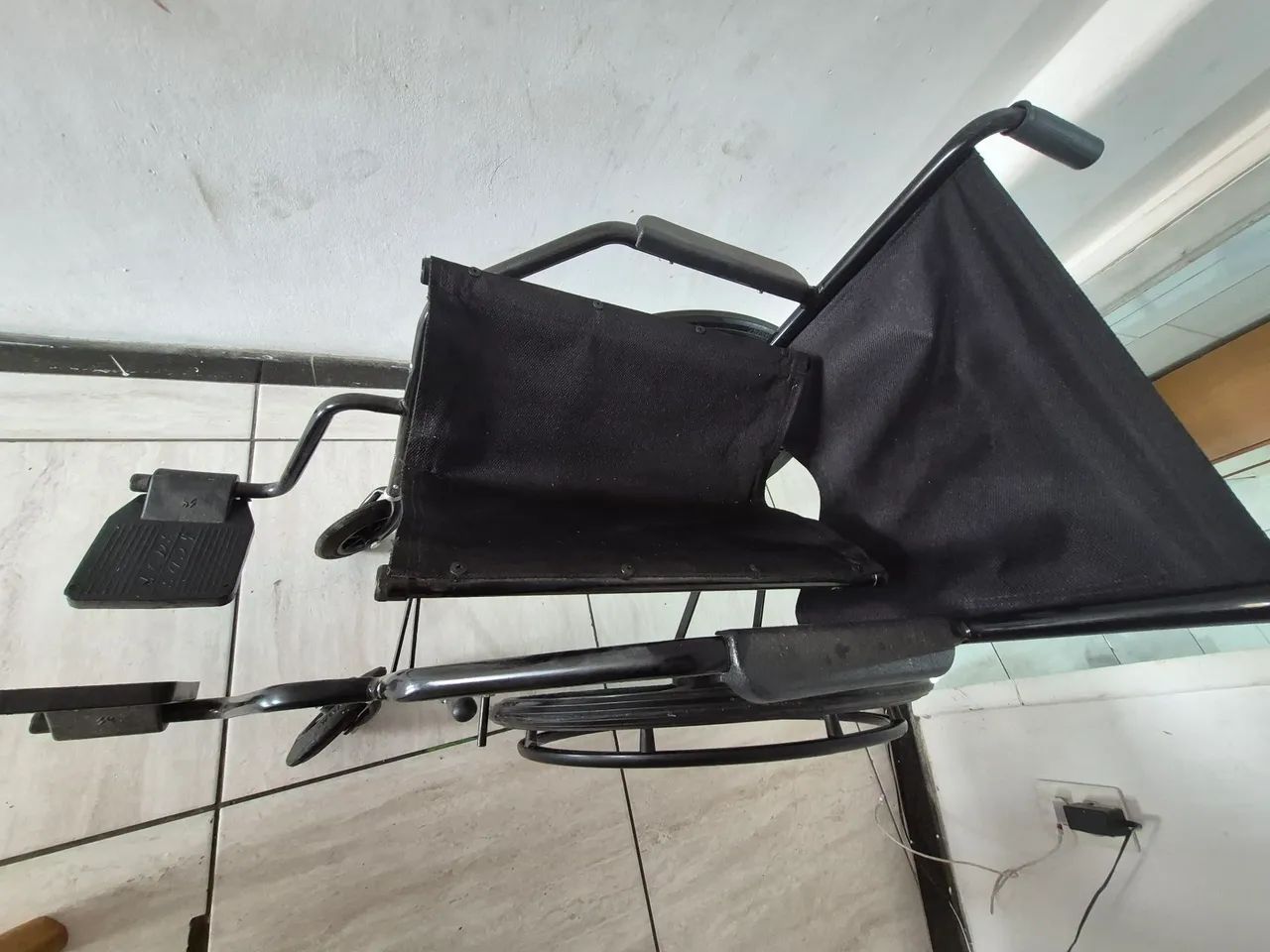 Vendo cadeira de rodas nova - Foto 3