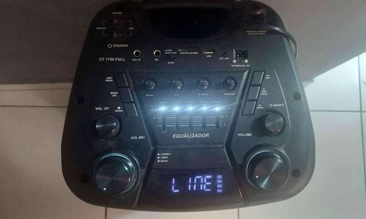 Vendo Caixa de som TRC 1.700 Watts RMS com microfone sem fio integrado e com controle.  - Foto 3