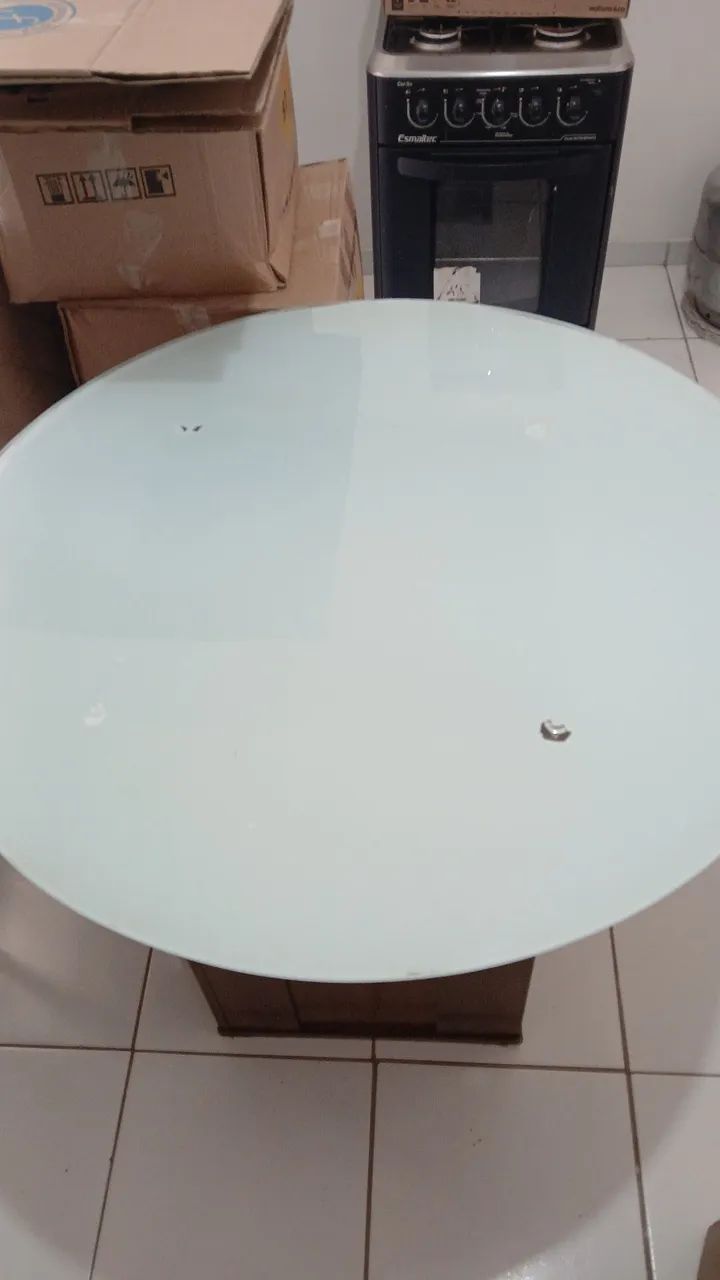 Mesa completa, base e tampão de vidro temperado. Com alvarias.