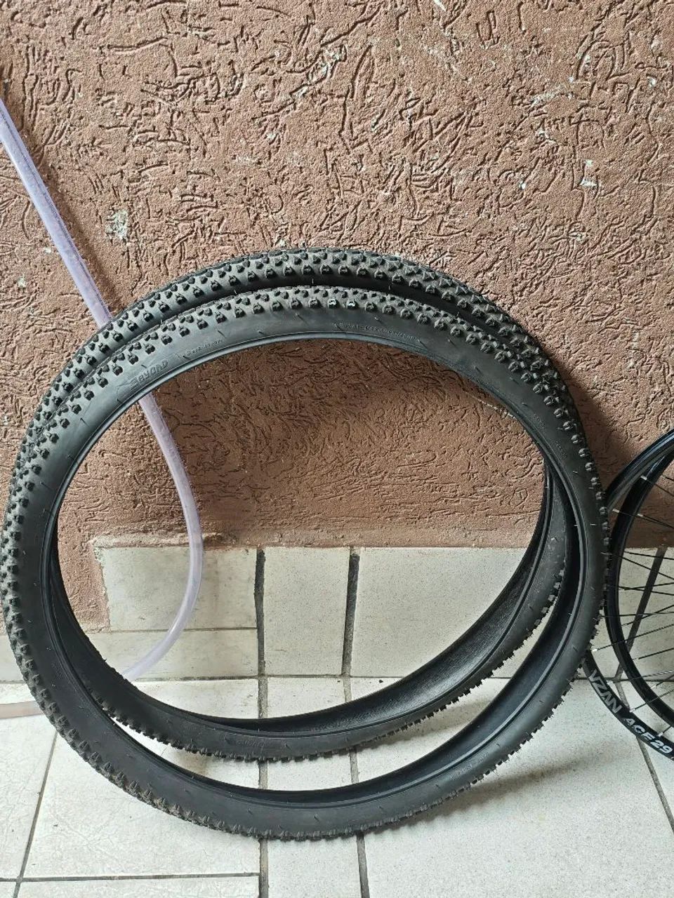 Par de rodas e pneus 