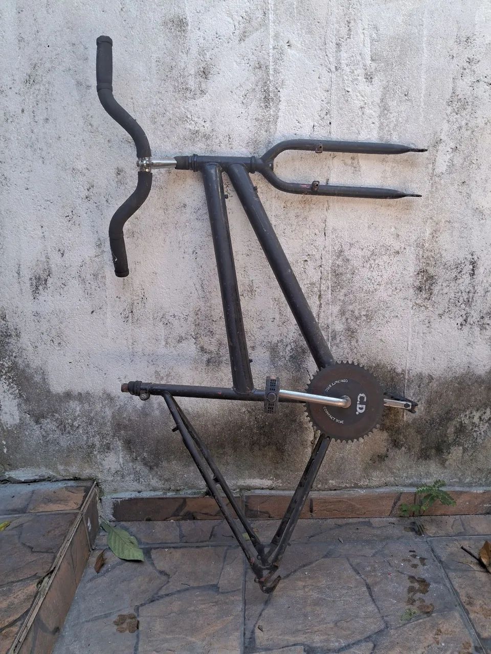 Quadro de bicicleta com guidão e pedal