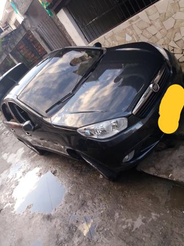 Trocou por hornet 600f 2013 e 2014 , carro Grand siena COMPLETO