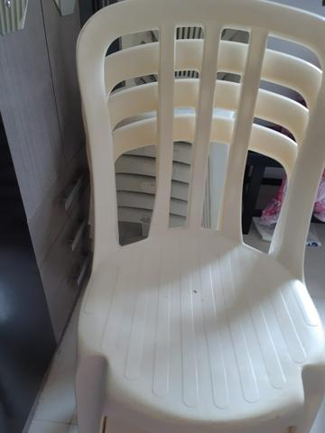 QUATRO CADEIRAS DE PLÁSTICOS. 20 reais cada. Local de venda: Luís Correia/PI