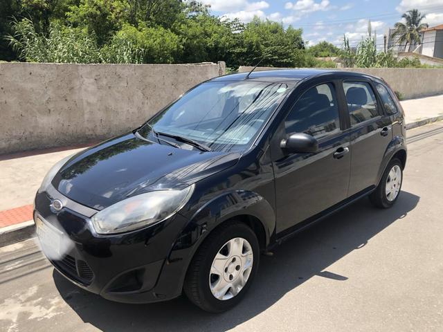 Vendo Fiesta Hatch 1.0 - 2013 - Preto - Único dono - Foto 2