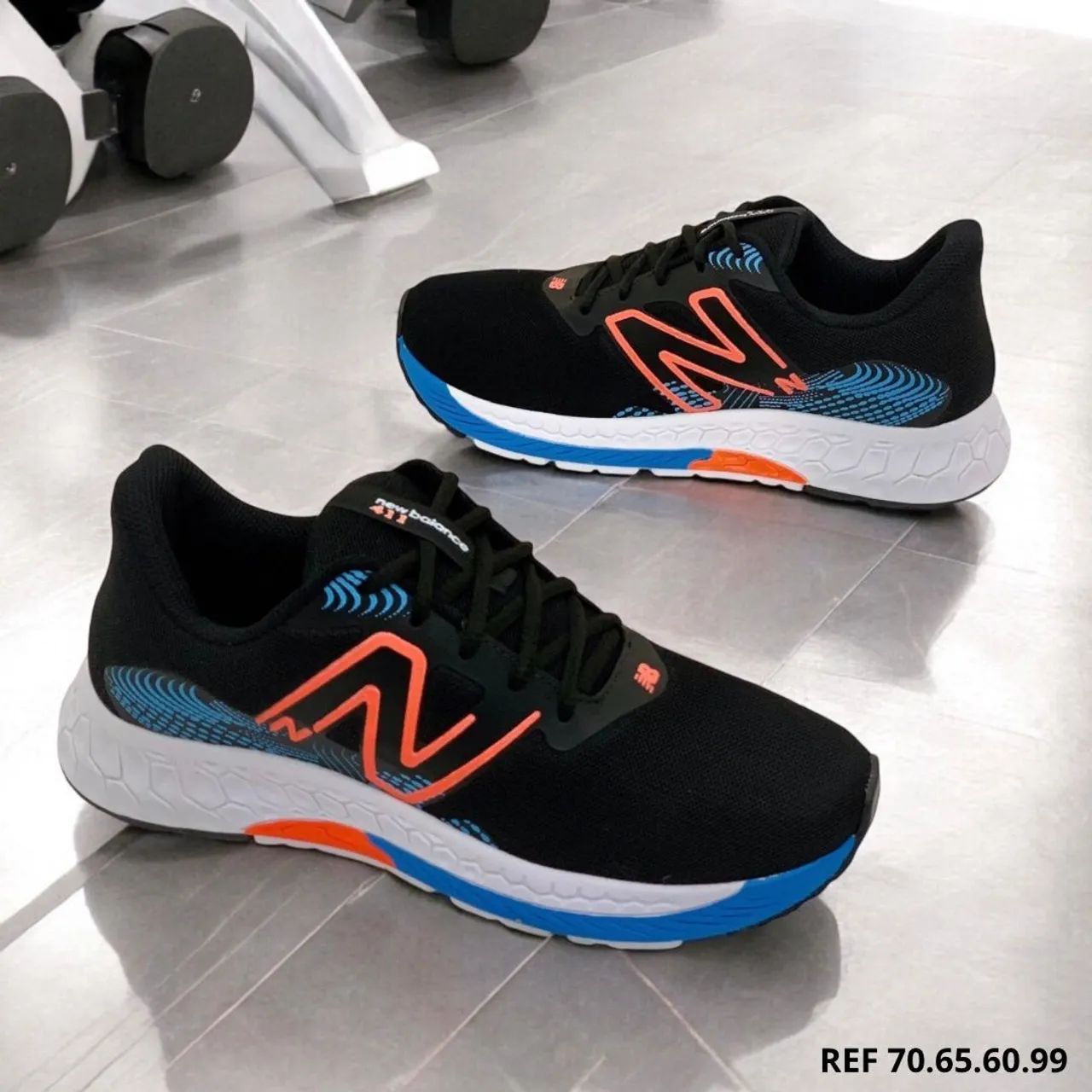 New balance preto e azul best sale