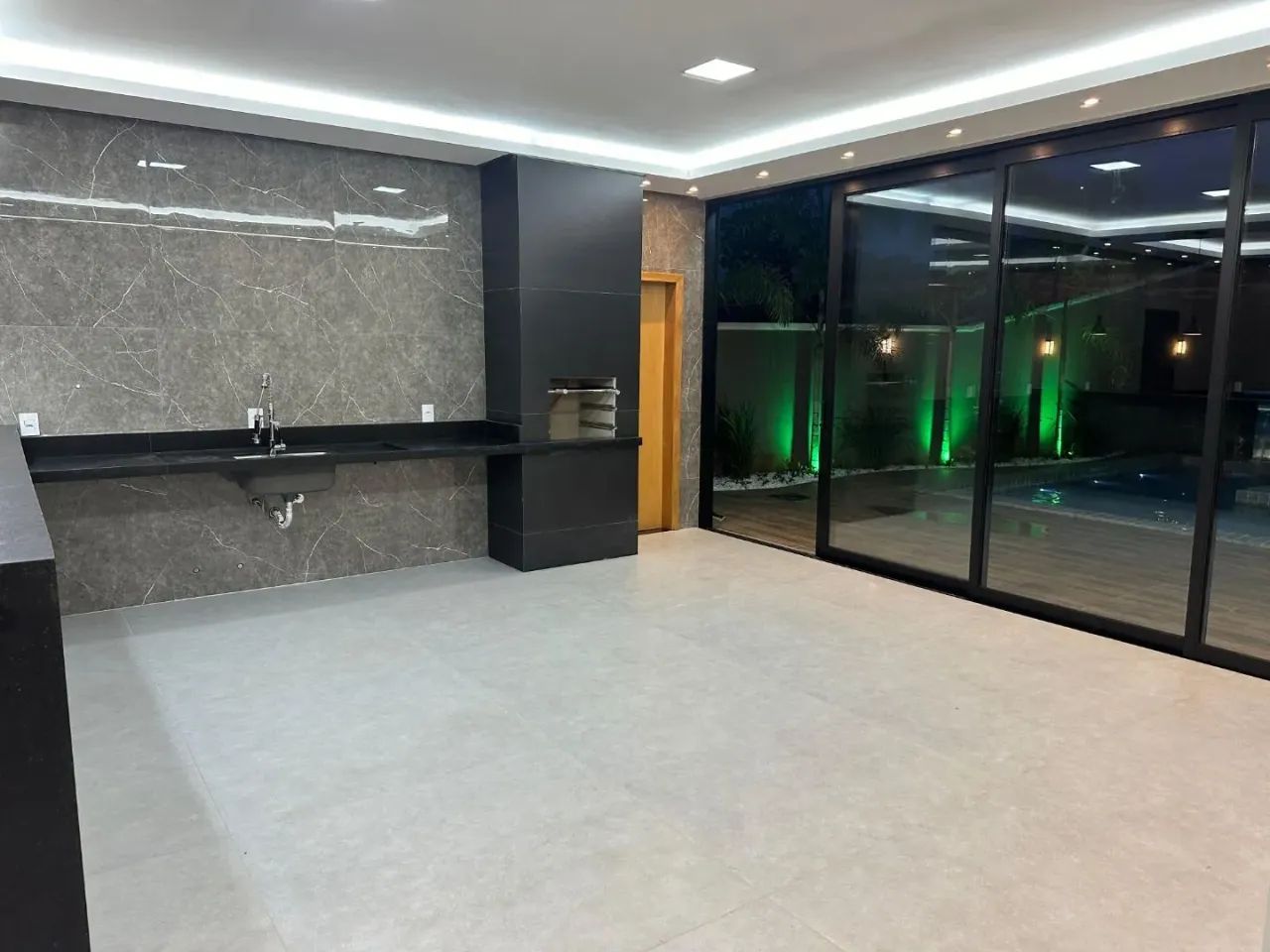 Casa térrea, 4 suítes plenas, lote: 589 m², área construída: 300 m², com área de lazer em  - Foto 5