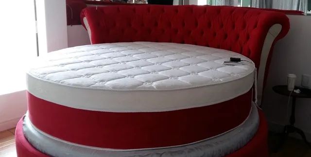 Cama redonda de veludo com massageador