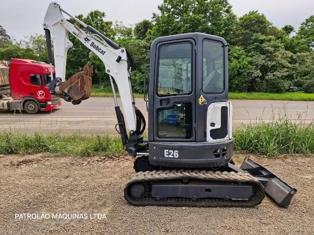 Mini Escavadeira Bobcat E26 ano 2014 com 5.700 horas  cabinada  - Foto 2