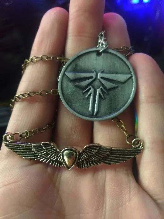 Kit 2 Colar The Last Of Us - Ellie, Joel - Apocalipse Zumbi, Vagalume, Pingente, Cosplay - Foto 3