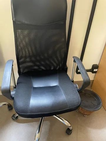 Cadeira de Escritório Comfy Worth Preta, Base Giratória e Sistema Relax