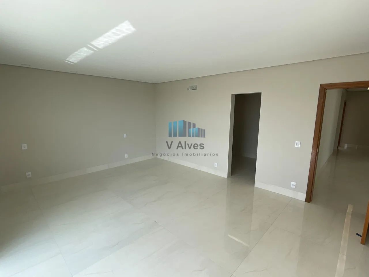 Casa de alto padrão, com 330m² de área construída, 4 quartos sendo 3 suítes, piscina aquec - Foto 3