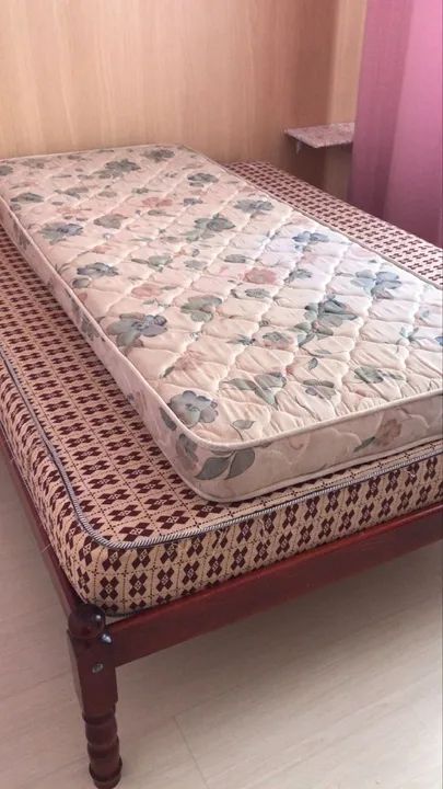 Cama de Madeira com colchão 