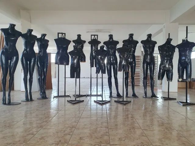 Manequins em fibra para exposição de roupas