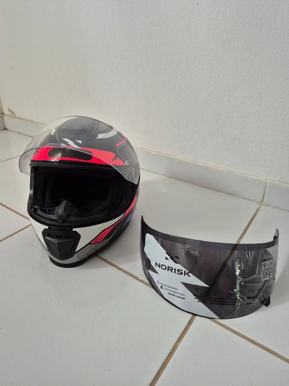 Capacete norisk speed max roxo e rosa com película fumê
