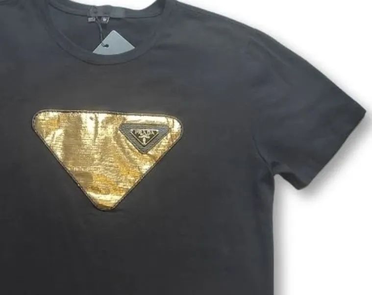 Camiseta Prada Original - Preta com Detalhe Dourado - Foto 2