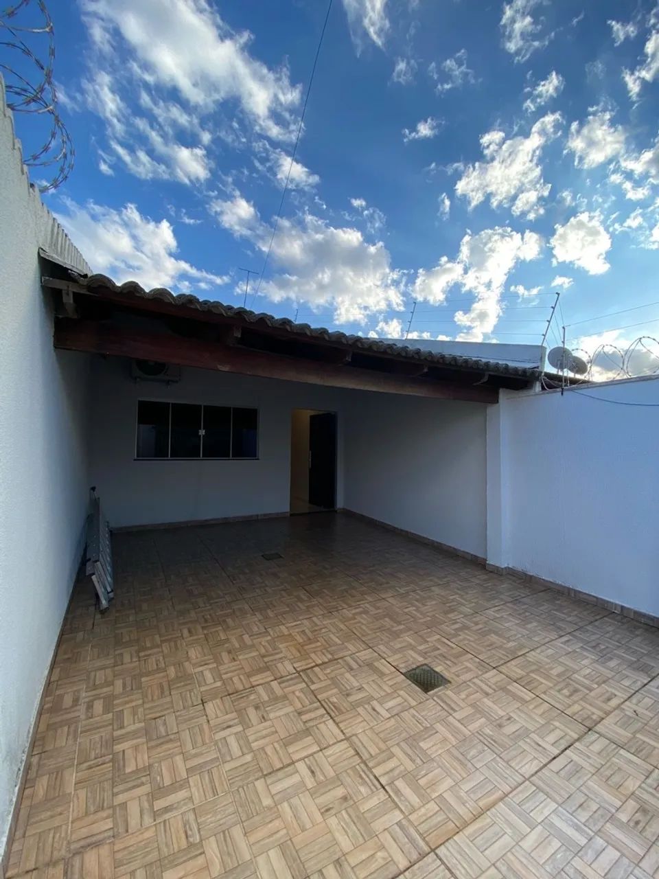 CASA NO RESIDENCIAL COND. DAS ESMERALDAS. BARATA! 