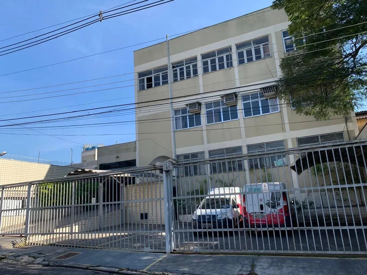 Predio de 3 andares e sub-solo ,necessitando adequações. O sub-solo tem entrada separada o