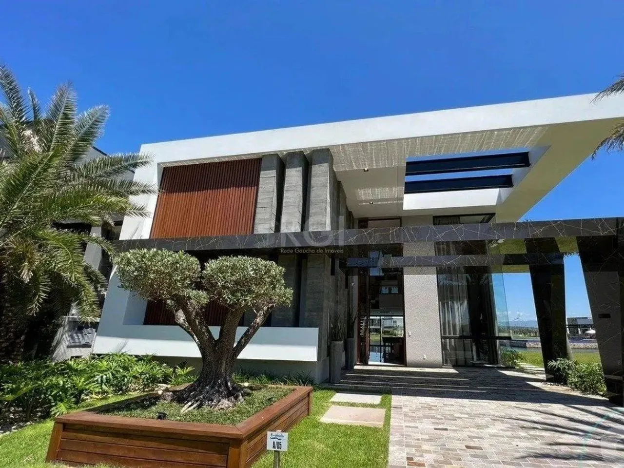 Excepcional sobrado 5 dormitórios com 5 suítes, totalmente mobiliado e ricamente decorado