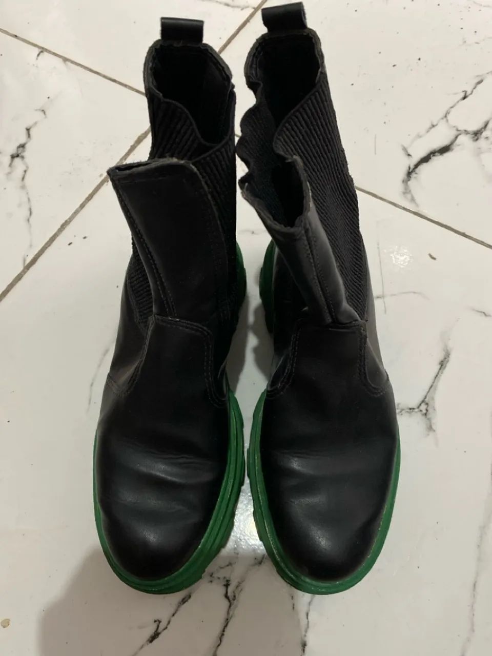 Botas Chelsea pretas com sola verde