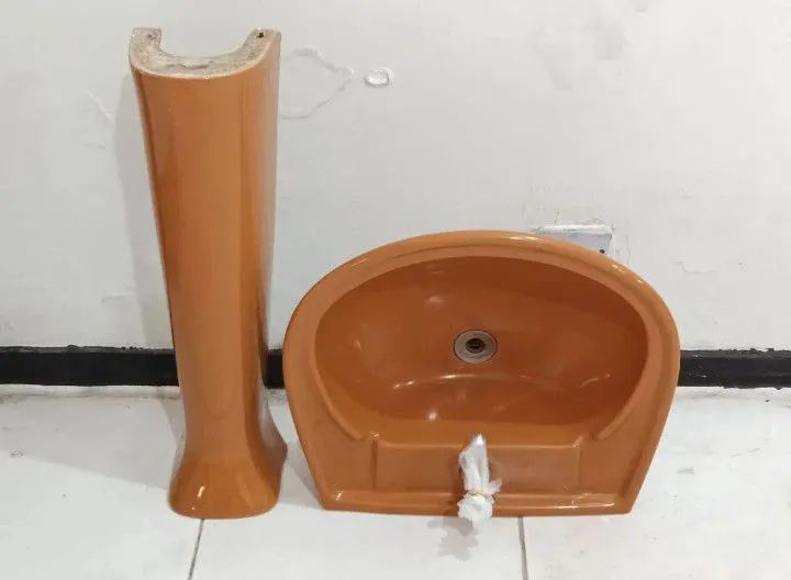 Piá com Coluna e Torneira em Cerâmica