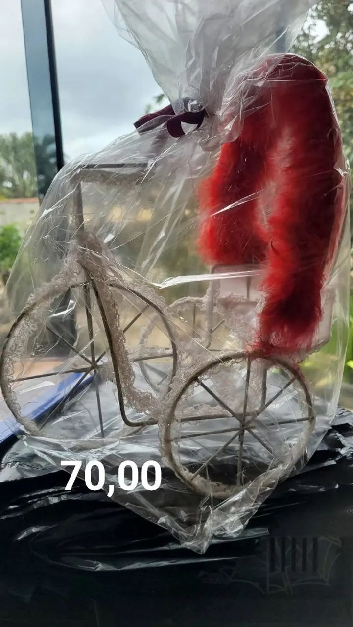 Triciclo em arame e renda década de 90,  ele cabe a boneca Barbie 