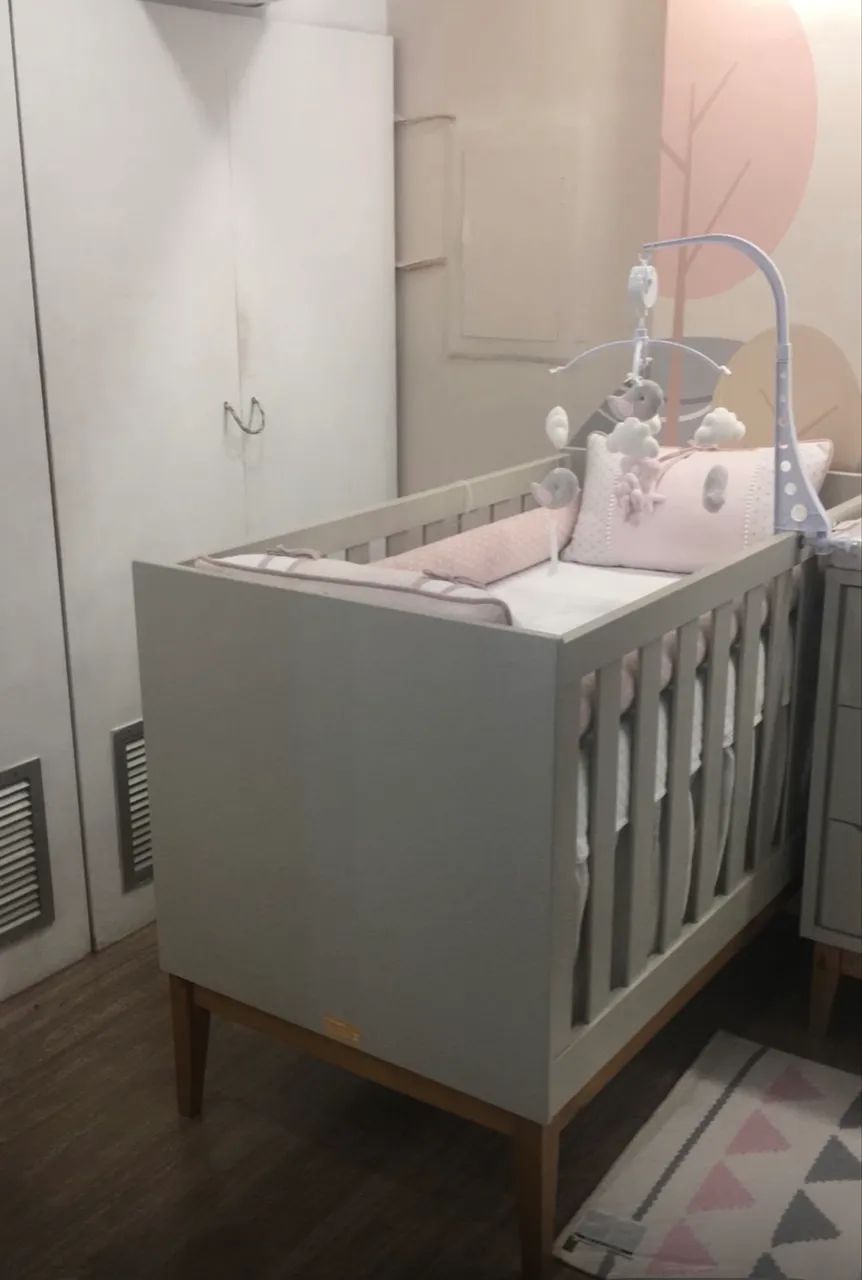 Berço e cômoda seminovos. Pés de madeira. Colchão incluso  - Foto 2