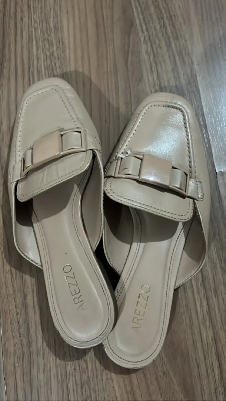 Mule Arezzo Bege - Elegância e Conforto