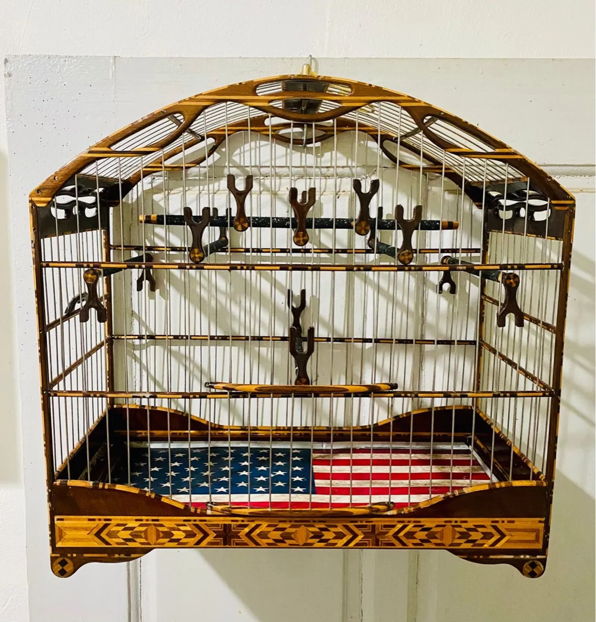 Gaiola de Madeira Artesanal com Bandeira Americana