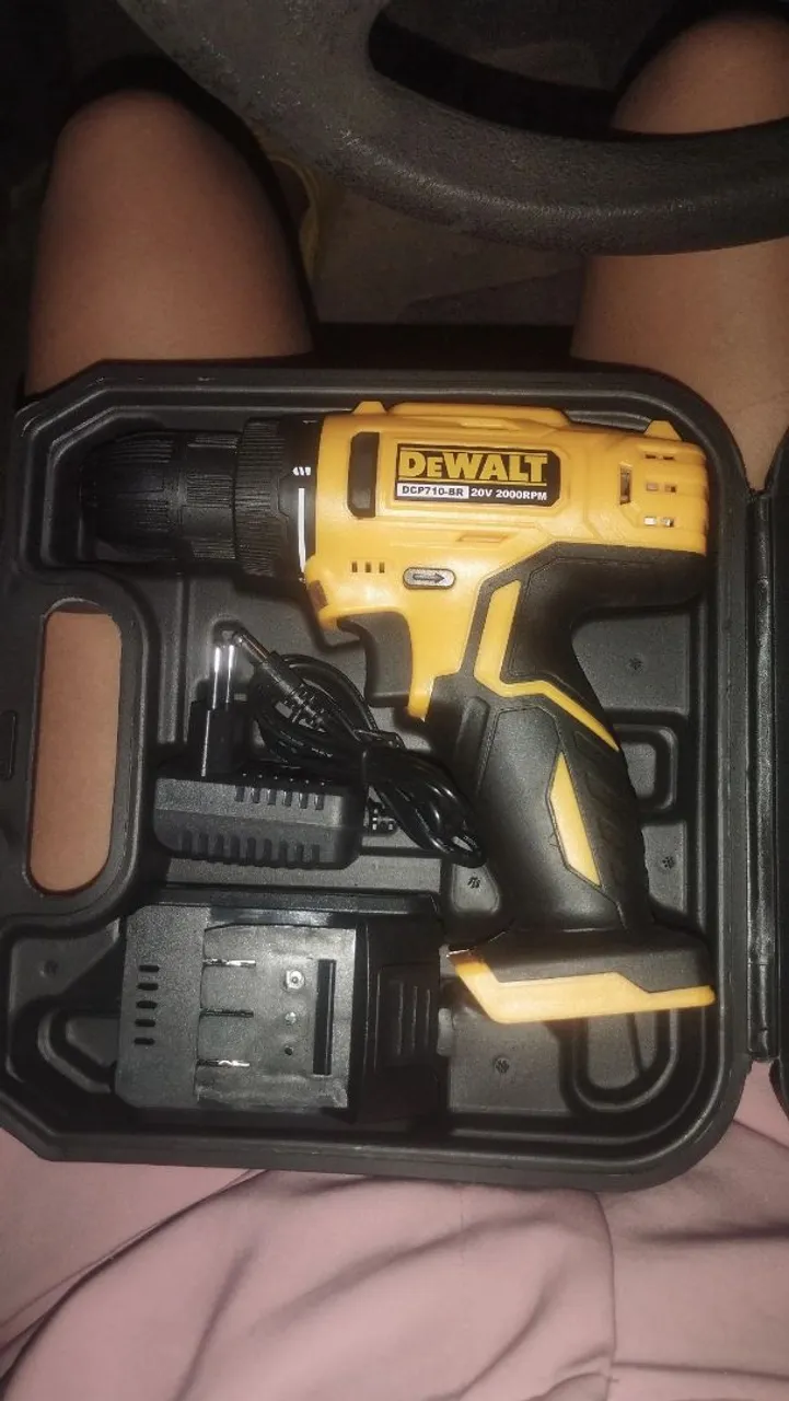 Vendo uma parafusadeira e furadeira da Dewalt