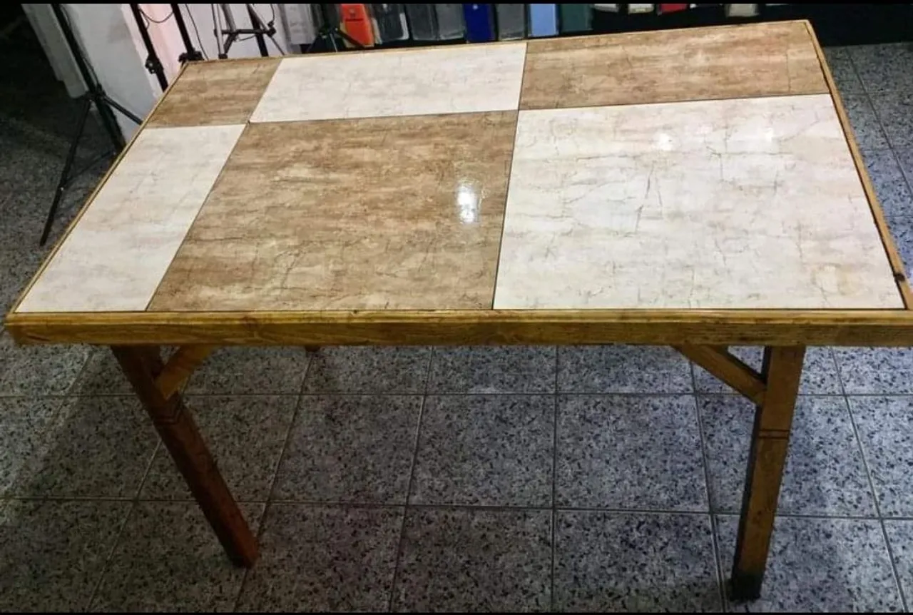 Mesa de madeira com tampo em cerâmica