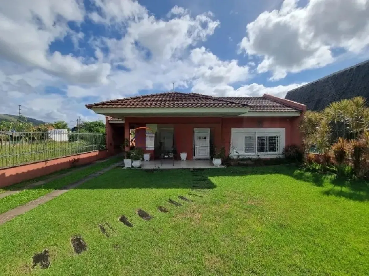 Belíssima casa Térrea COMERCIAL!