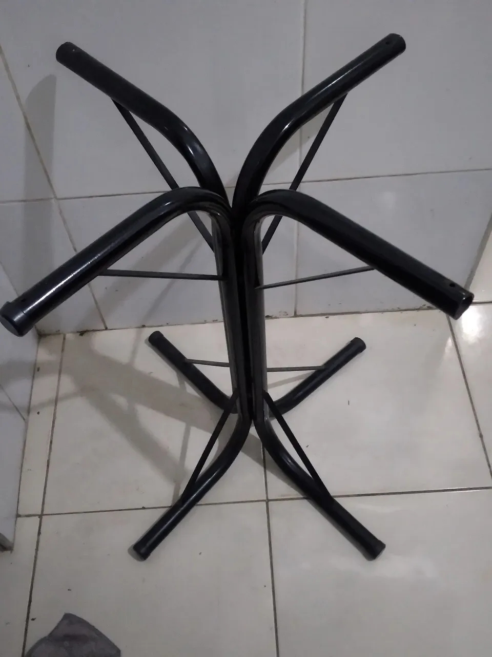 Base de mesa preta em aço e 3 cadeias dela 