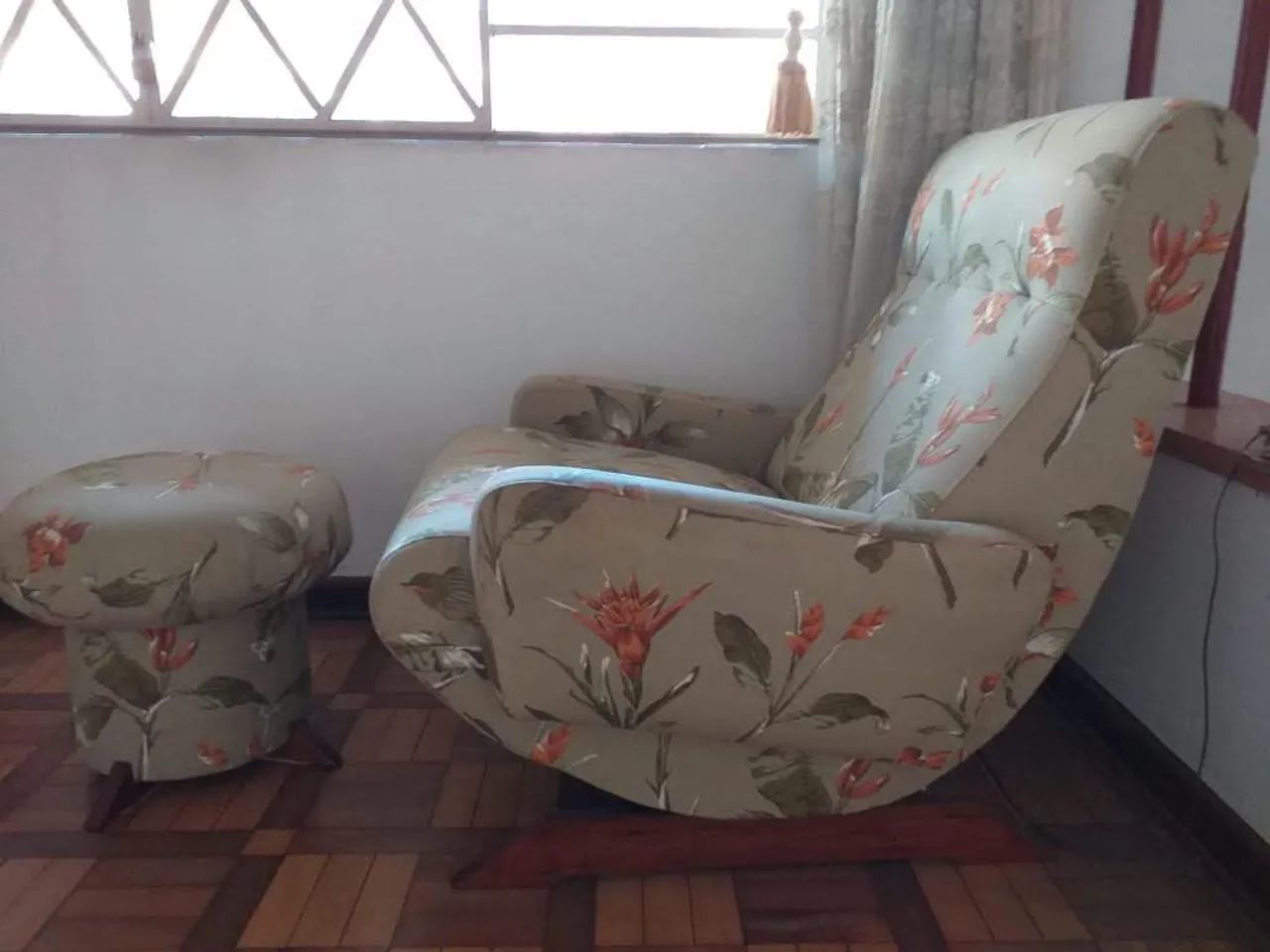 Cadeira de balanço e puff - Foto 4