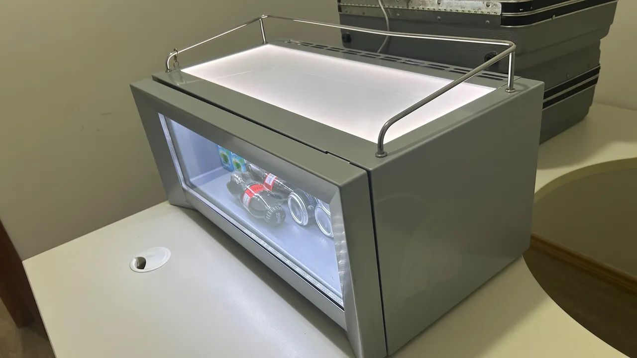 Geladeira Redbull compacta e moderna  com conversor 220v para 110v - Foto 4