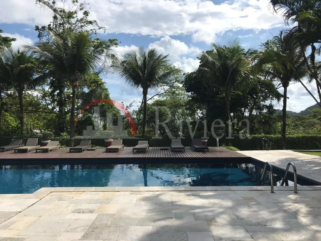 Casa a Venda em Camburi, Condomínio Fechado Frente ao Mar com Localização Privilegiada em