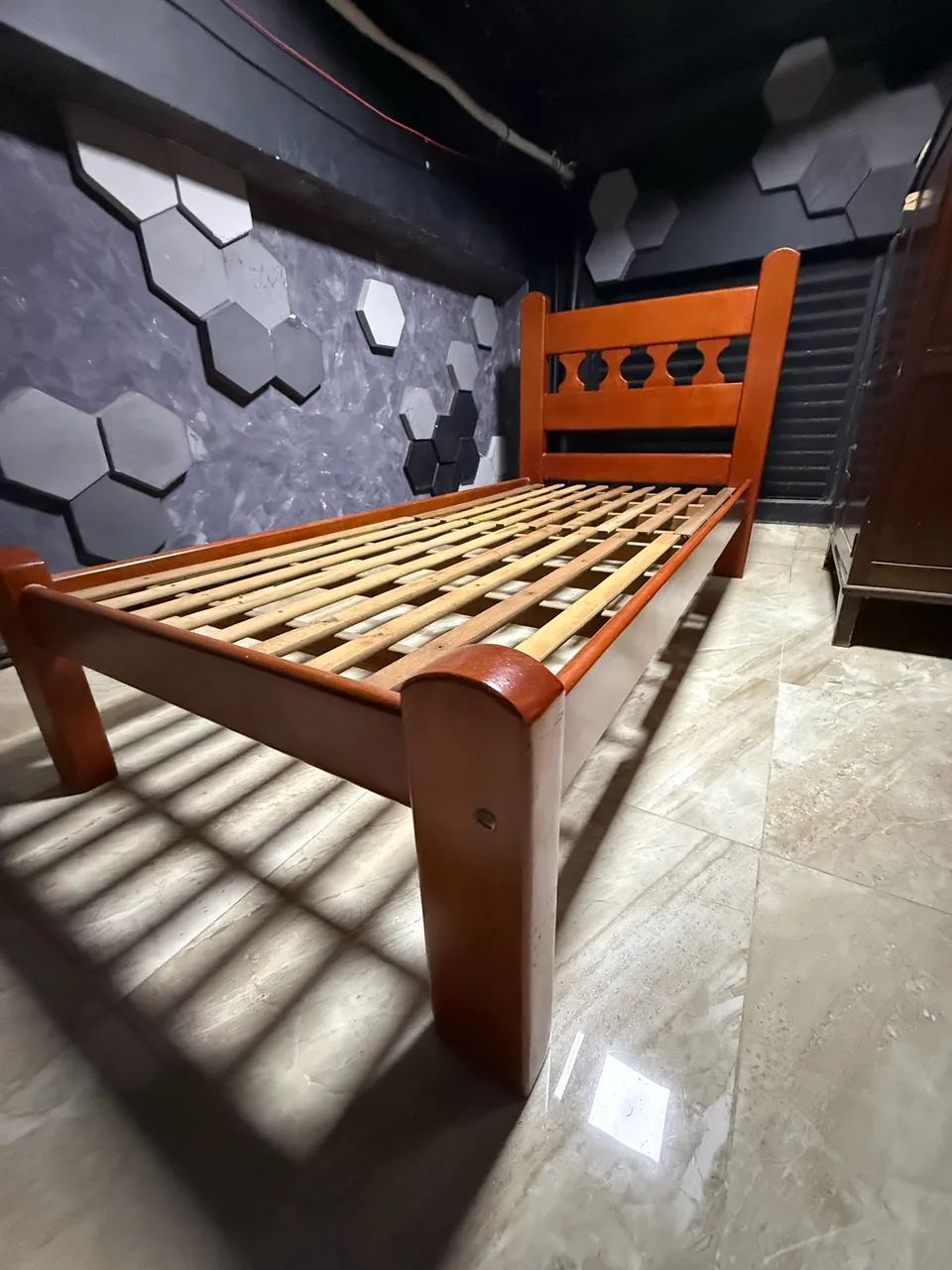 Cama de solteiro madeira de lei 64739713196930124