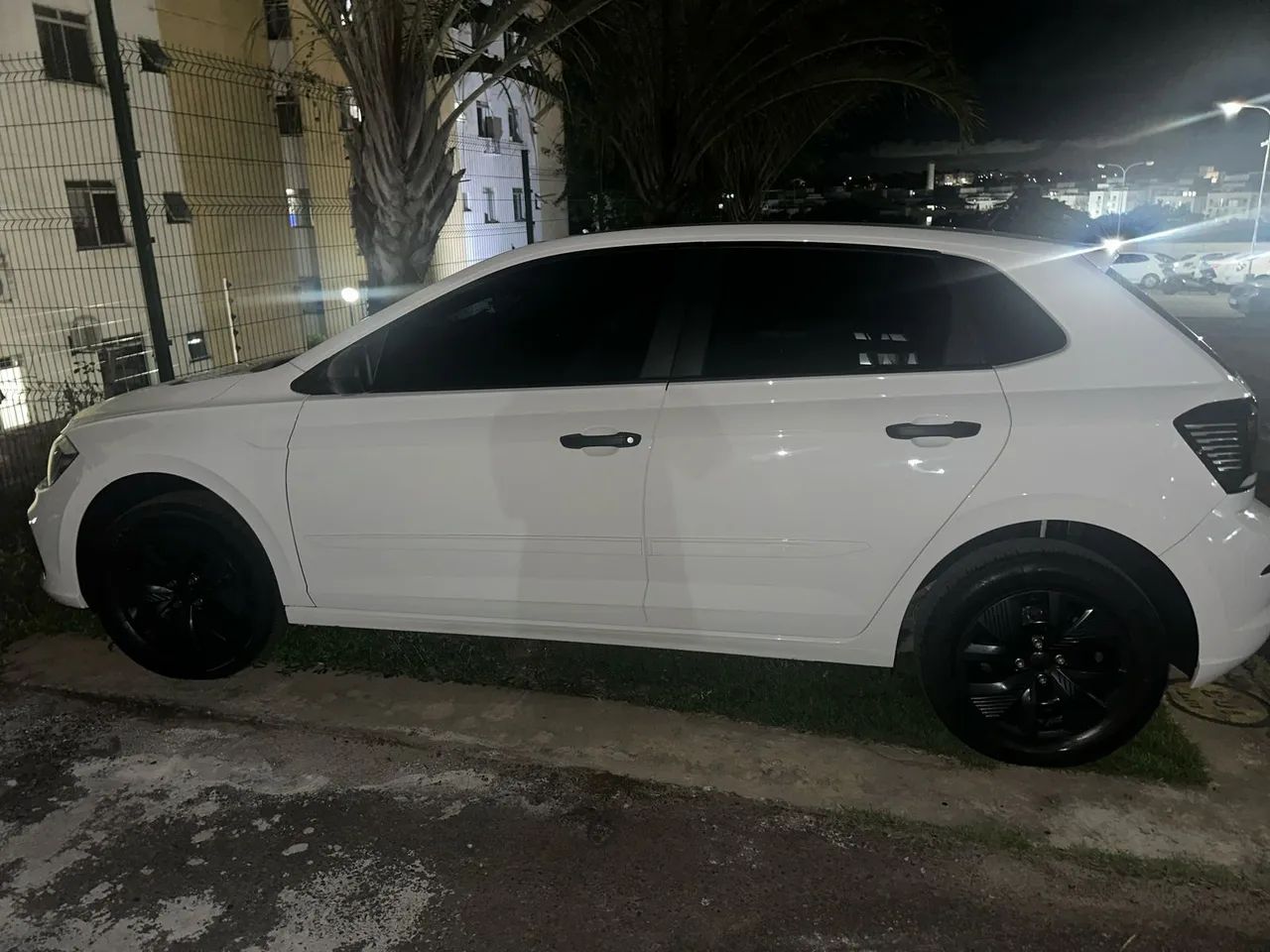 Vendo ou troco por carro mais novo - Foto 2