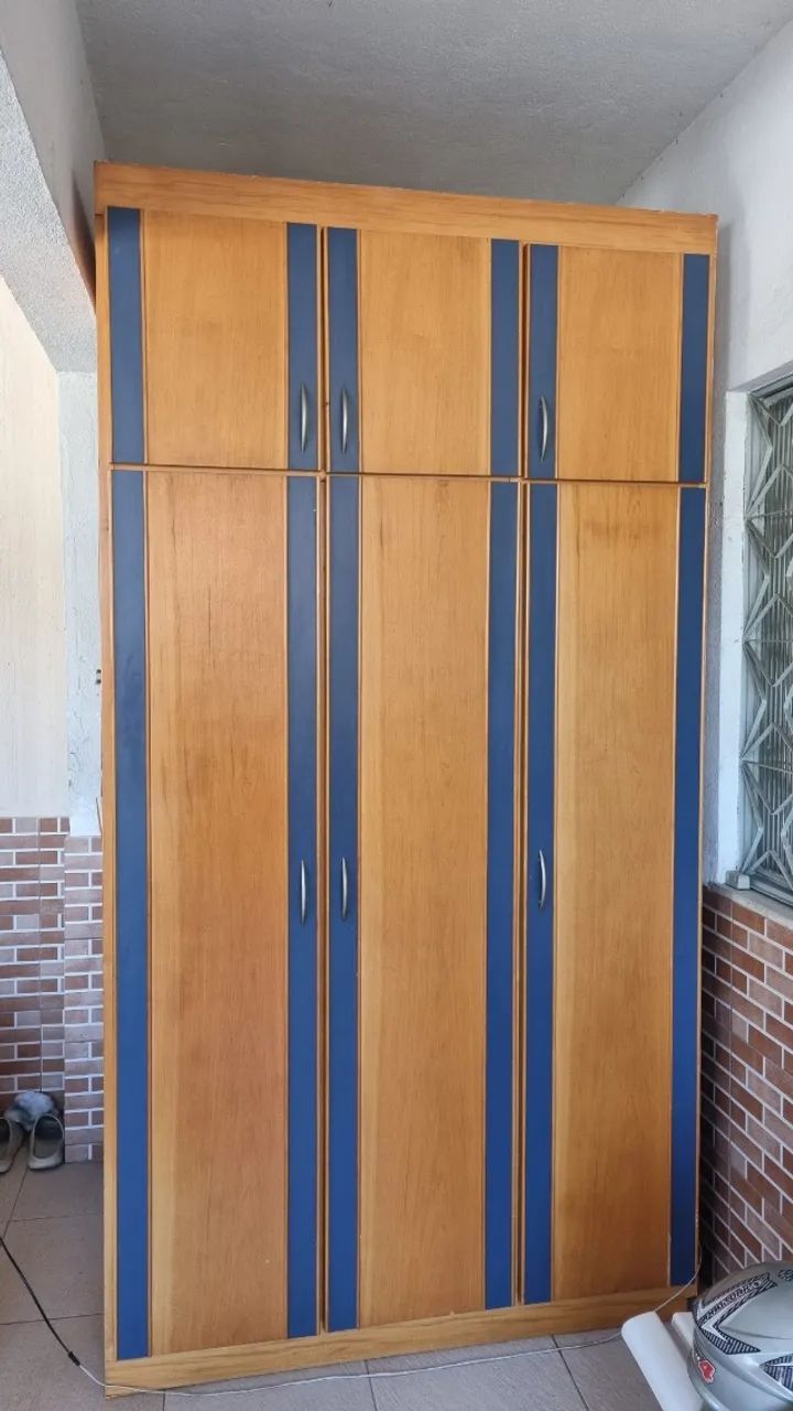 Guarda roupa de madeira 