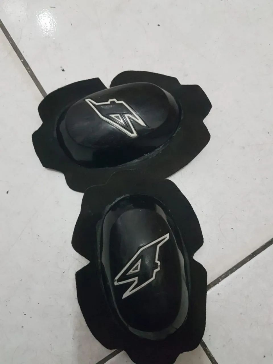 Joelheiras. Saboneteiras Esportivas p/macacão de couro 