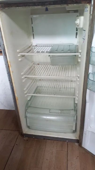 Geladeira Electrolux  em ótimo  estado para venda 500 - Foto 3