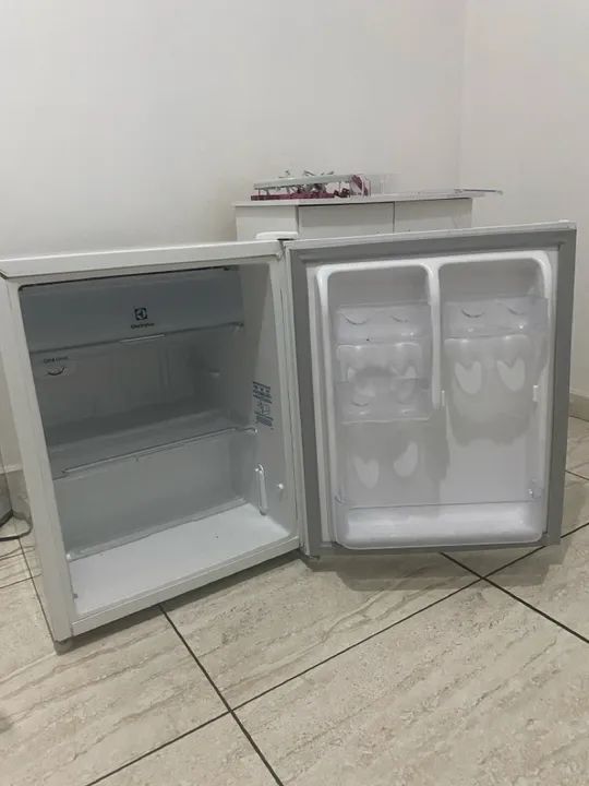 Frigobar Electrolux 80 Litros com Porta Latas Branco 127v - Foto 2