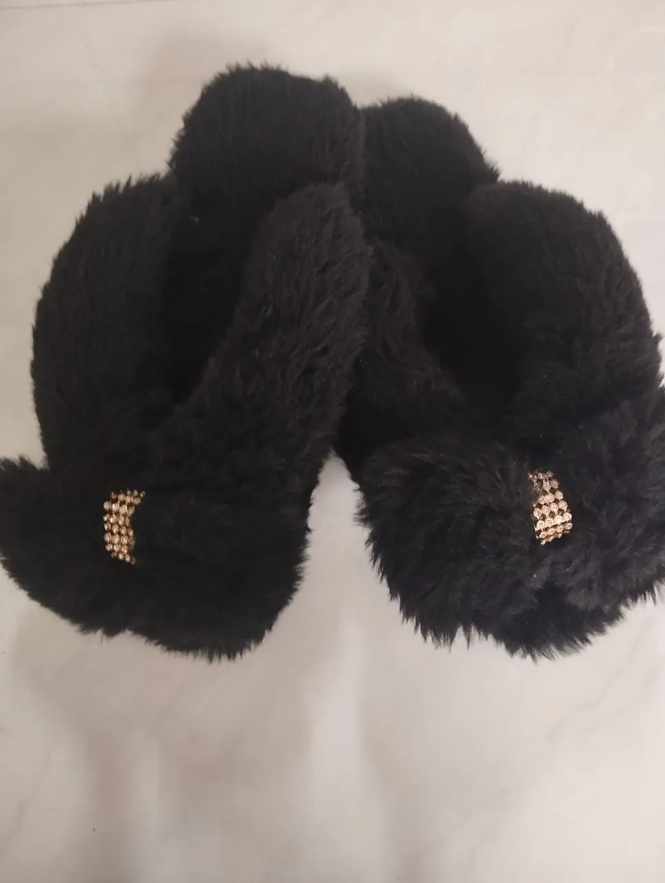 Chinelo de pelúcia.