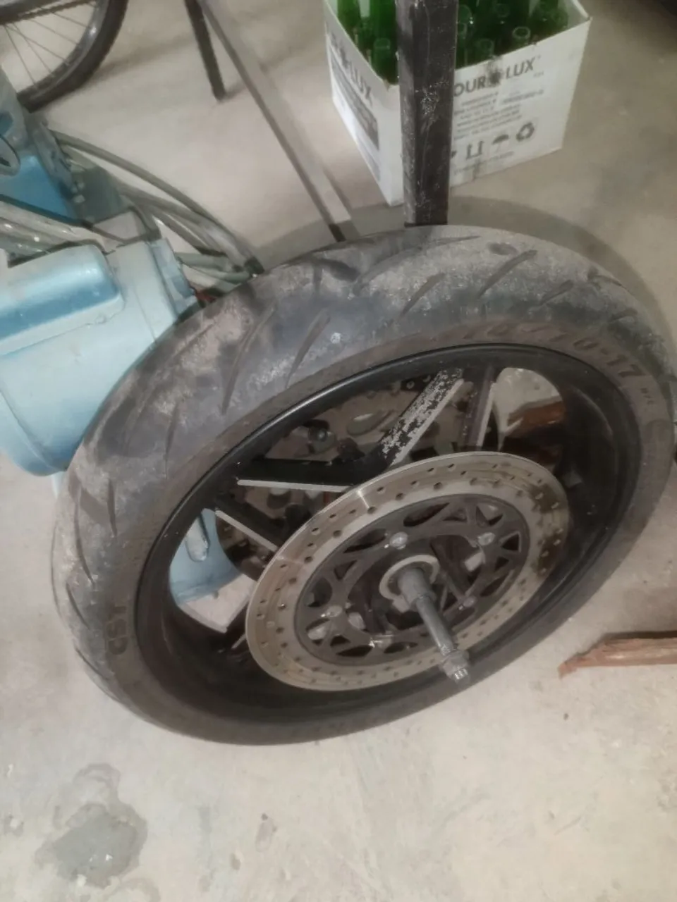 Roda de moto com pneu