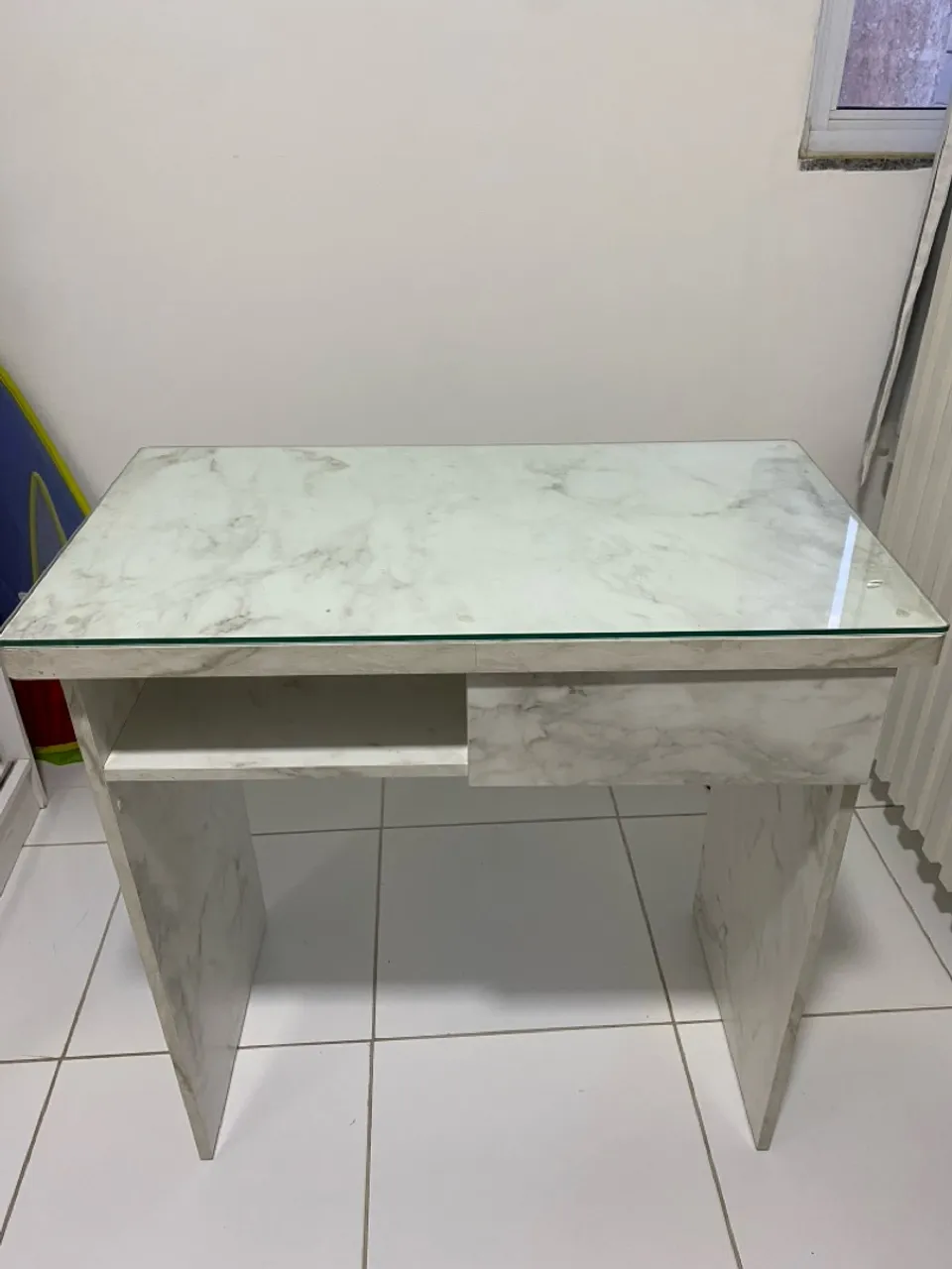 Escrivaninha com gaveta