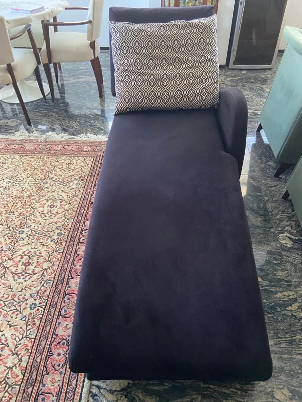 Chaiselong preta (divã, espreguiçadeira)