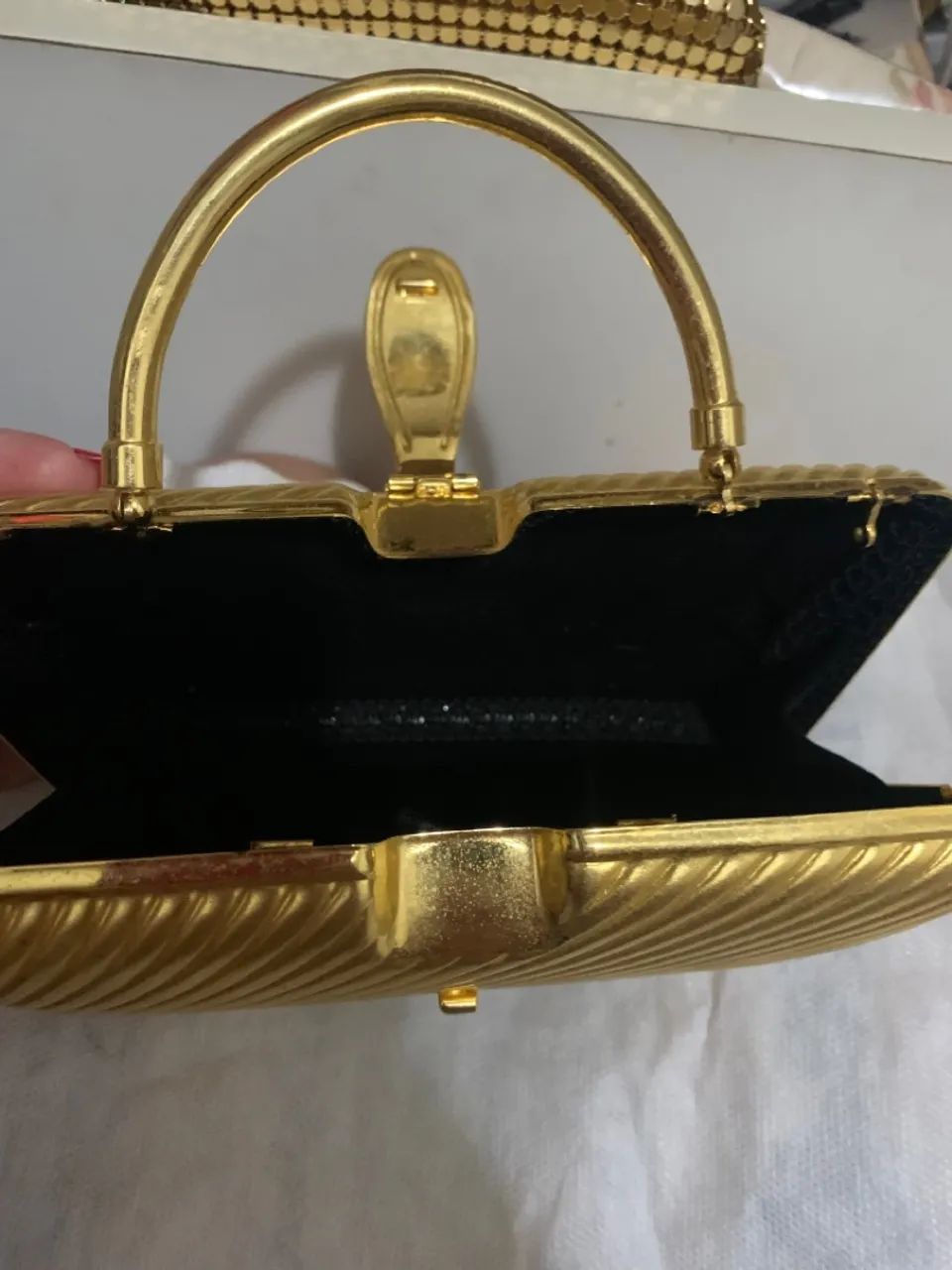 Bolsa de mão dourada com detalhes em strass - Foto 3