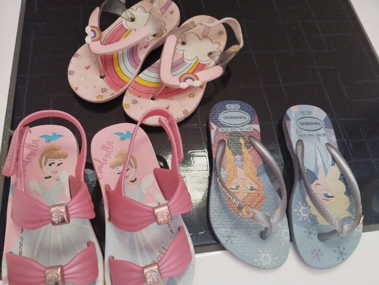 Chinelos Infantis Havaianas - Cinderela e Frozen - Tamanho 25