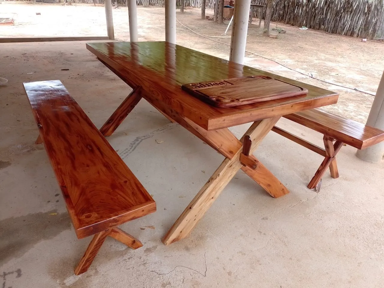 Mesa de Jantar de Madeira Maciça com Bancos