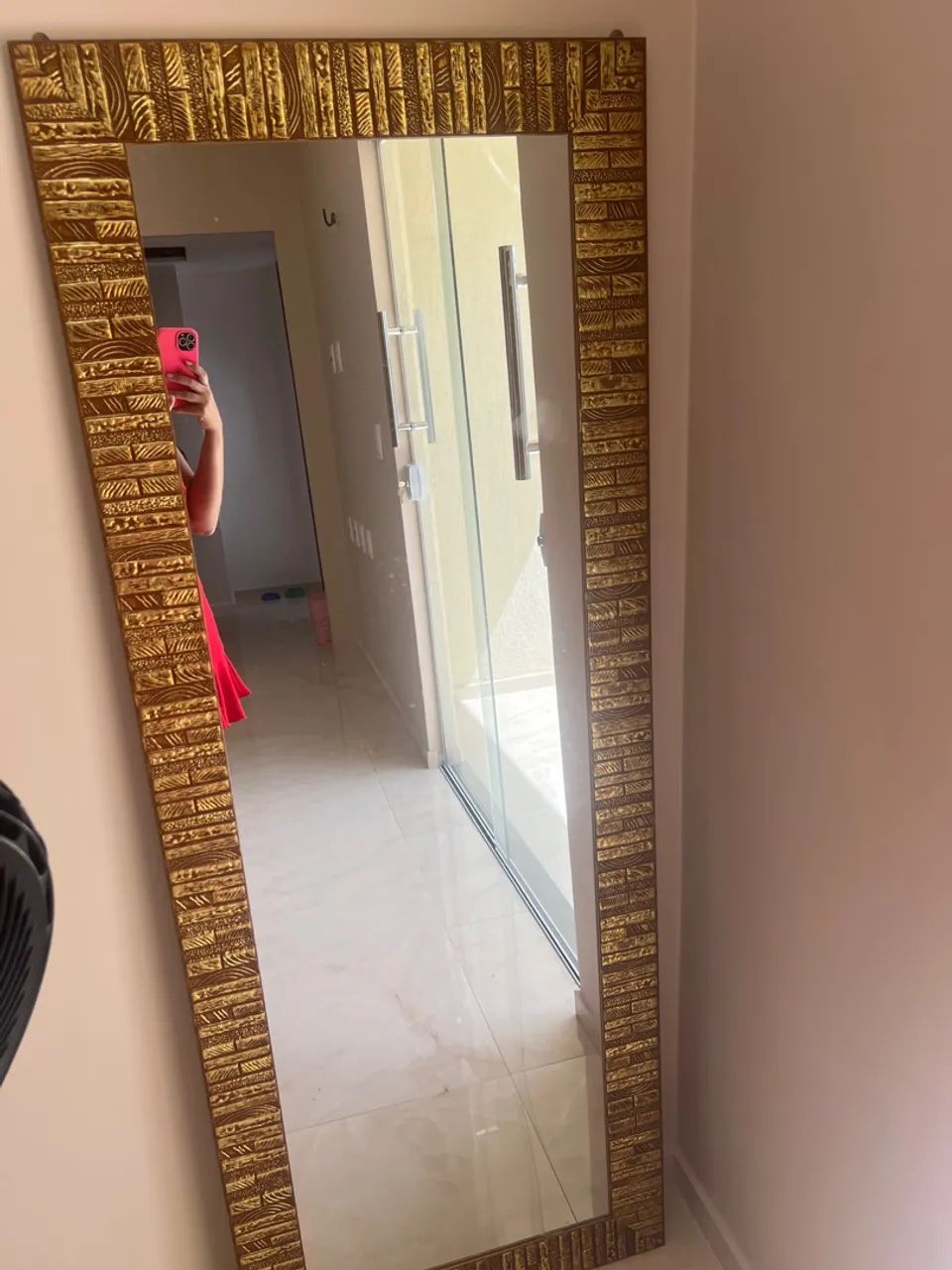 Espelho decorativo com moldura dourada